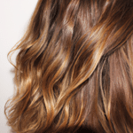 Piękno brązowych włosów z refleksami: Jak osiągnąć efektowny efekt i dbać o nie codziennie