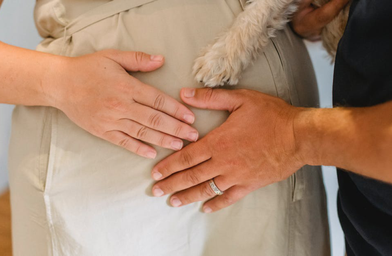 Dlaczego pies liże człowieka po rękach? Tłumaczymy znaczenie tego zachowania
