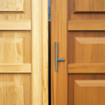 Jak wybrać najlepszego producenta drzwi zewnętrznych drewnianych?